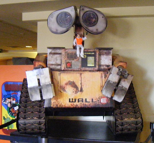 Mini-Peter meets WALL-E